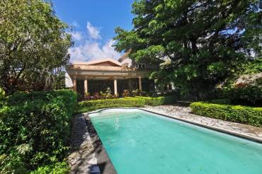Spacious villa with swimming pool