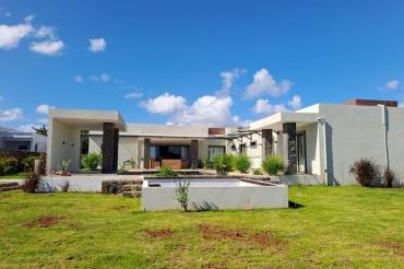 Maison à vendre à Balaclava, 280m² habitables sur un terrain de 1.305m², 3 chambres, bureau, piscine privée. Prix Rs 30 000 000.